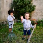 Alain-Gloirdy Bakwa Malary Instagram - Je profite du confinement pour multiplier les activités en famille, aujourd’hui c’était jardinage 💐 ! Suwedy et Enzy vous souhaitent un très bon week-end, restez bien chez vous et profitez bien de votre famille. #confinement #family #mysonmylife #cestbondeja #stayathome #jerestechezmoi Tours, France