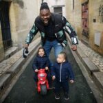 Alain-Gloirdy Bakwa Malary Instagram - Ma #teammakao, je suis un peu absent des réseaux car la vraie vie prend le dessus : le travail et la famille. Je les ai gardé secret lorsque j’étais trop sous le feu des projecteurs, mais je vous présente Enzy et Suwedy, mes deux fils, mes trésors, ma descendance. 👶🏽👶🏽 Alors on se ressemble ? #cestbondeja #famille #sons #makaofamily #monsang #dad Tours, France