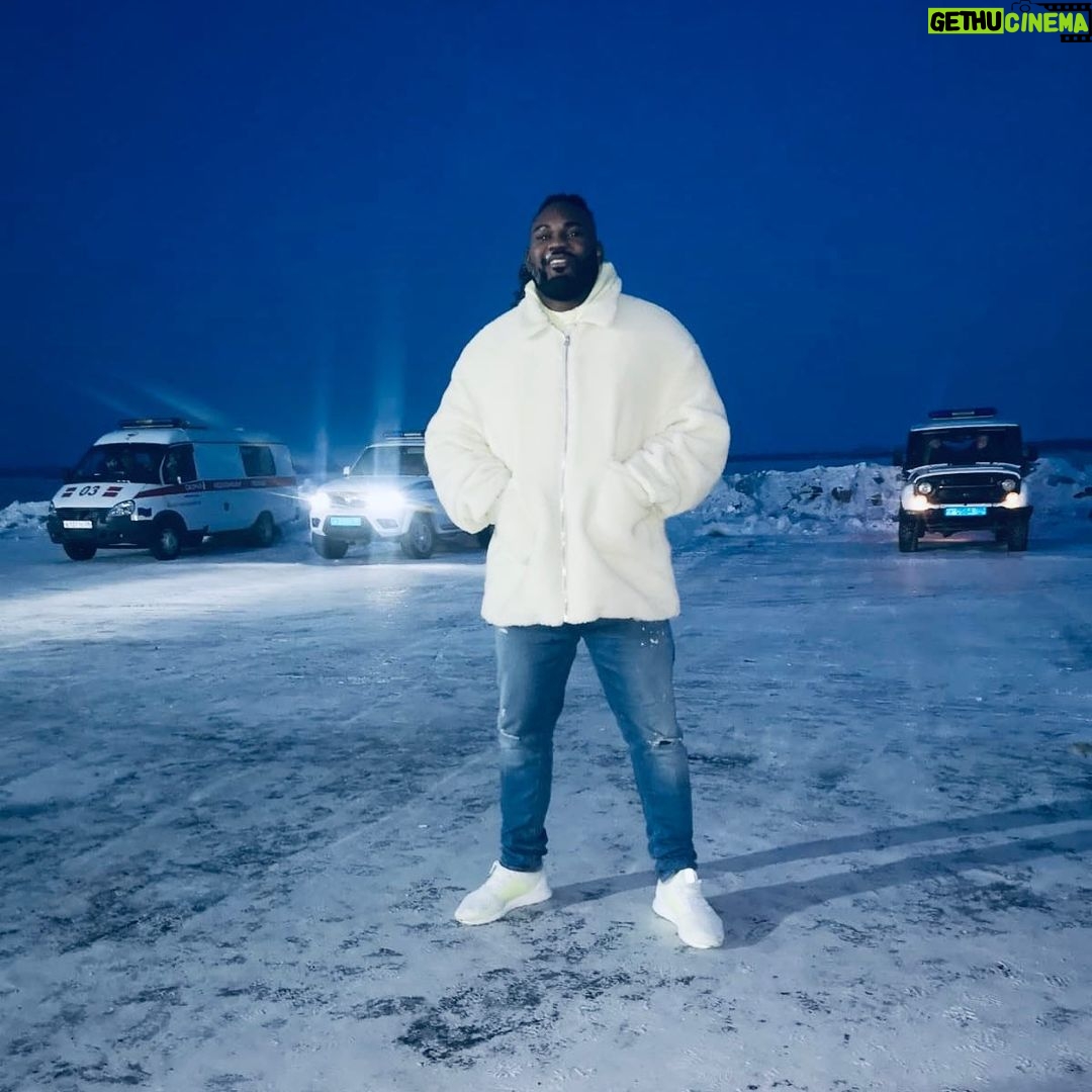 Alain-Gloirdy Bakwa Malary Instagram - Je suis bien arrivé en Russie et il fait un peu frais ❄️ #russia #bigandtall #asos #plussize #bodyguard #ootdplus Blagoveshchensk