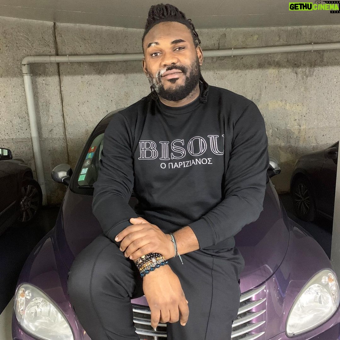 Alain-Gloirdy Bakwa Malary Instagram - Je me sens beau gosse dans mon sweat @bisou_le_parisien 🔥#bisouleparisien #cestbondeja #plussizemodel #bigandtall Lyon, France