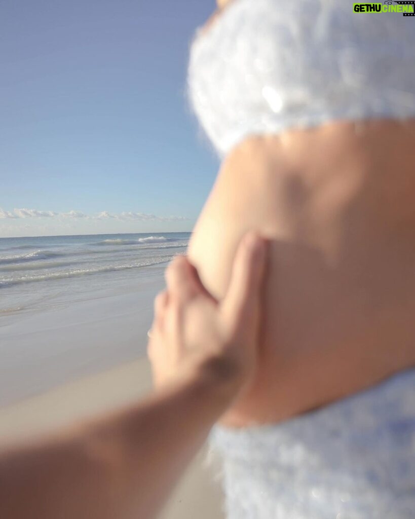 Alanna Panday Instagram - Beach baby loading 🐚