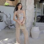 Alanna Panday Instagram - That stage of pregnancy where I feel the constant need to keep my hands on my belly so I can assure people that I’m having a real baby, not a food baby. Tulum, México