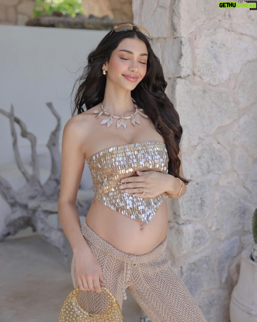 Alanna Panday Instagram - That stage of pregnancy where I feel the constant need to keep my hands on my belly so I can assure people that I’m having a real baby, not a food baby. Tulum, México