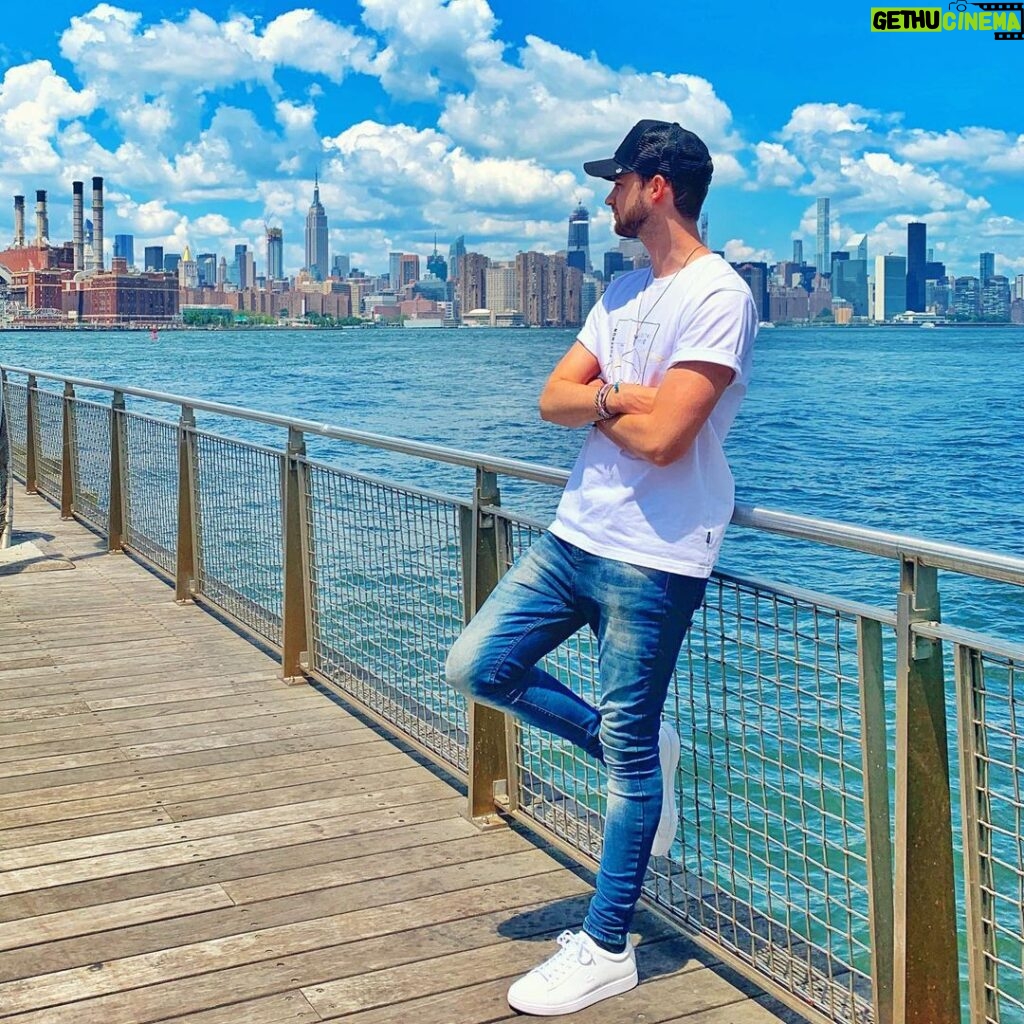 Alastair Aiken Instagram - Thinking hard about where to land for the Fortnite PRO-AM 🤔 New York, New York