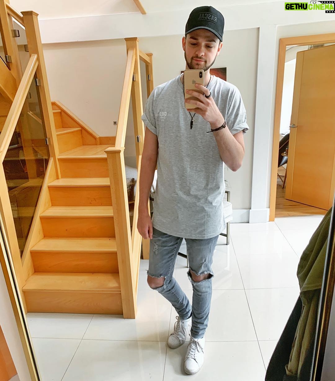 Alastair Aiken Instagram - Hope you’re all having a relaxing Easter weekend! ✌🏻