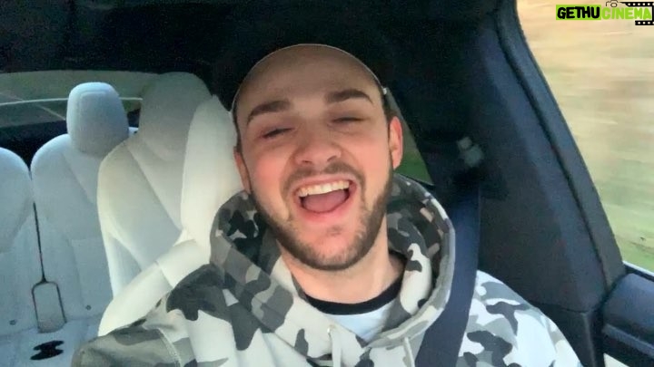 Alastair Aiken Instagram - The #GalaxyNote9 is perfect for playing Fortnite on the go! Check out the link in my bio to learn more 👍 @samsungmobile #AD