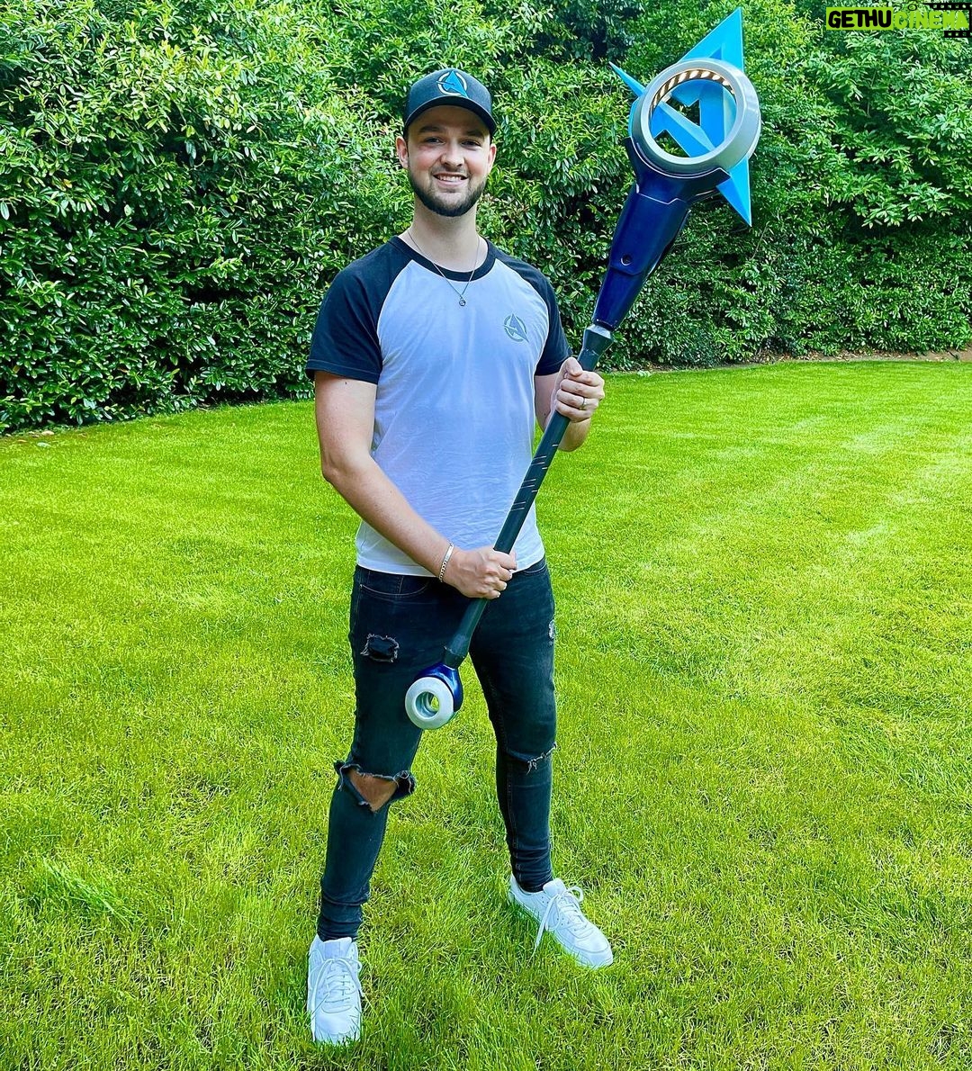 Alastair Aiken Instagram - Thanks Fortnite for this amazing gift! 🙏🏻💙