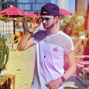 Alastair Aiken Instagram - Catching some ☀️ before the Fortnite tournament! 🎮 (📸: @clarecallery )