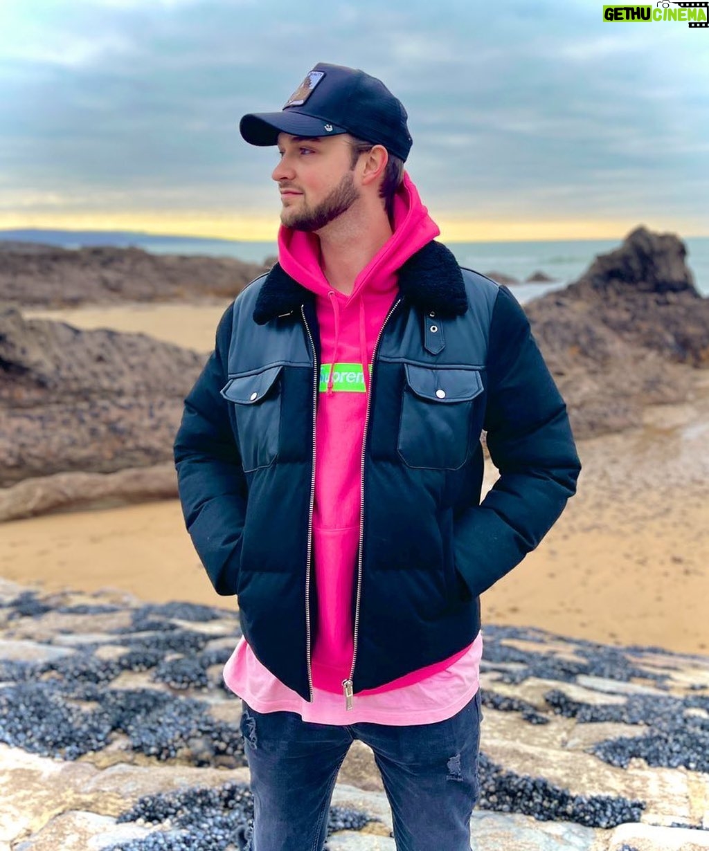 Alastair Aiken Instagram - Went outside 🌊