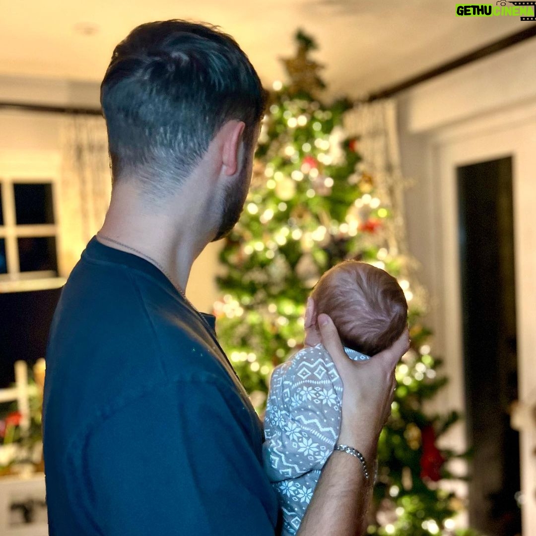 Alastair Aiken Instagram - Merry Christmas everyone 🎄🎁💙