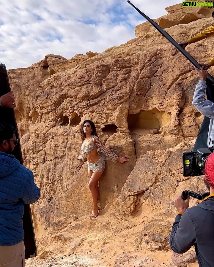 Alaya F Instagram - Wallah Habibi BTS✨ Big thank you to my wonderful, patient and super talented team @hairstylist_madhav2.0 @reshmaamerchant @umesh___2340 ♥️ Photos by @bhushangavasofficial #BadeMiyanChoteMiyan #WallahHabibi