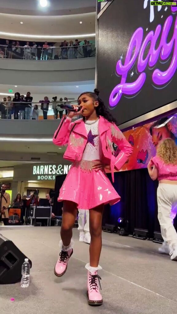Alaya High Instagram - Shopping 🛍and show stopping🎤 Thank you @mallofamerica 💕 and thank you Minnesota! #WatchMe 📺