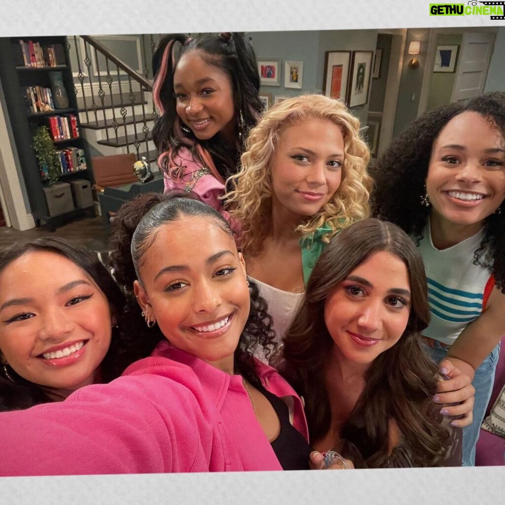 Alaya High Instagram - Good Vibes Only ✨ Don’t miss a new episode 📺of @nickthatgirllaylay on @nickelodeon 🧡featuring @thegoodnewzgirls !! Party 🎉 with us tonight!!! (and every Thursday at 7:30p/6:30c)