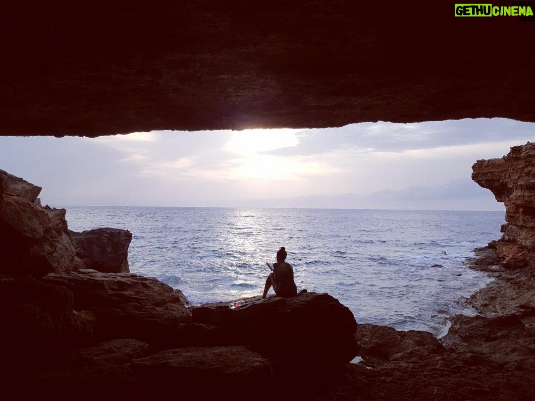 Alba Flores Instagram - Mejor, gracias... #cavernícola