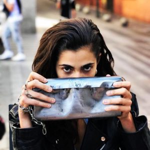 Alba Flores Instagram - Mi amiga @anadjordjevic_design me sigue haciendo regalos increíbles.
Esto es una escultura/bolso hecha con sus propias manos.
Gracias por tu arte, amigui.
#piezaunica