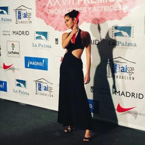 Alba Flores Instagram - Premio no me llevé, pero sí muchos recuerdos estupendos. Entre ellos, un abanico maravilloso donde pone #masmujeres
Gracias:
 a @sybillaofficial por vestirme
a @cdeberenguer por encontrarme los complementos 
a @paulasoroa por ponerme guapa
a @uniondeactores por juntarnos para darnos premios
Y a toda esta gran familia de titiriteros que somos los actores, gracias por existir.