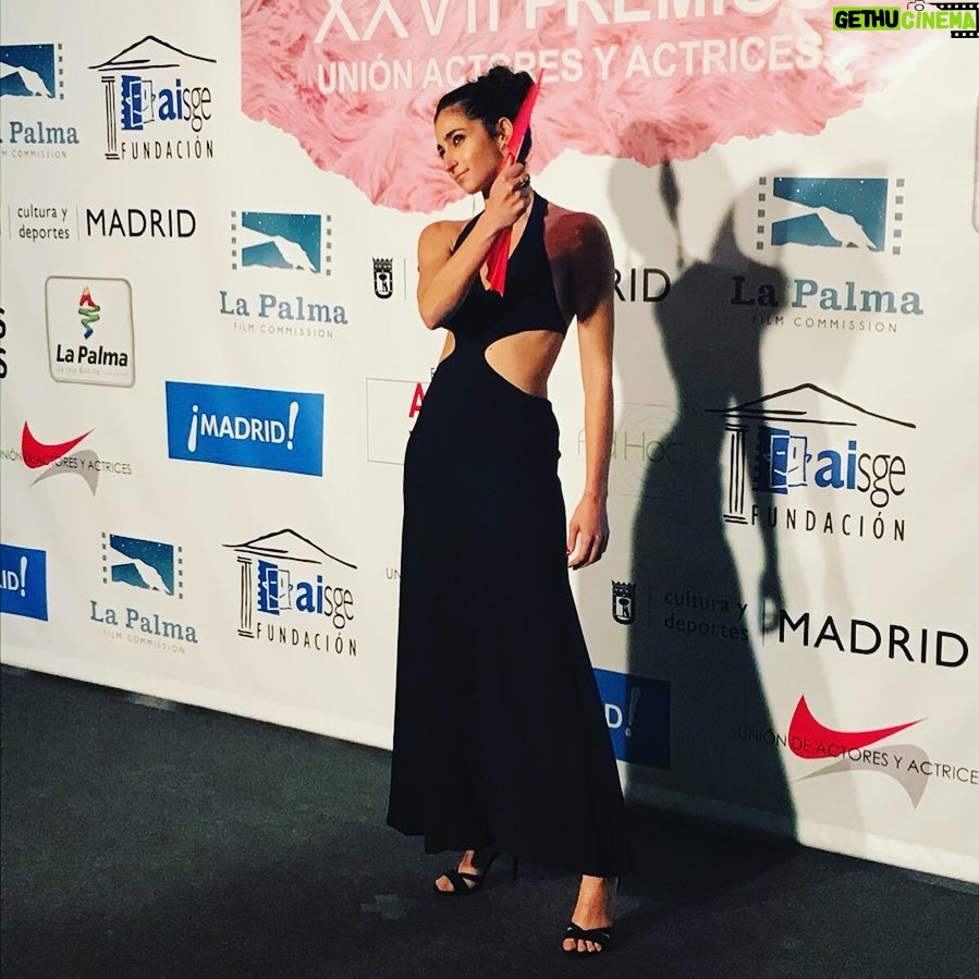 Alba Flores Instagram - Premio no me llevé, pero sí muchos recuerdos estupendos. Entre ellos, un abanico maravilloso donde pone #masmujeres Gracias: a @sybillaofficial por vestirme a @cdeberenguer por encontrarme los complementos a @paulasoroa por ponerme guapa a @uniondeactores por juntarnos para darnos premios Y a toda esta gran familia de titiriteros que somos los actores, gracias por existir.