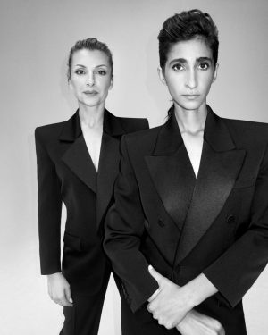 Alba Flores Instagram - …..seguimos para bingo…..

Con la @najwanimri promocionando #SagradaFamilia (14 Octubre en @Netflix) en @s_moda 

Fotografía: @nicobustos 
Estilismo: @juancebrian 
Maquillaje y peluquería: @raquelalvarezdiaz_ @one__offartists y @paulasoroa @tenagency
Manicura: @barbaraperuyero @cool_producciones
Asistentes de fotografía: @lorenzoprofilio @brian.j.paez @hector.fraile
Asistente de estilismo: @ruwithoutpaul
Asistente de maquillaje y peluquería: @pao_makeup
Producción: @maia_hoetink