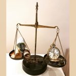 Alba Flores Instagram - Psicomagia casera... Equilibrando tiempo y dinero 💰⚖️🕰 #salacadulamagicabulabididibodidibu
