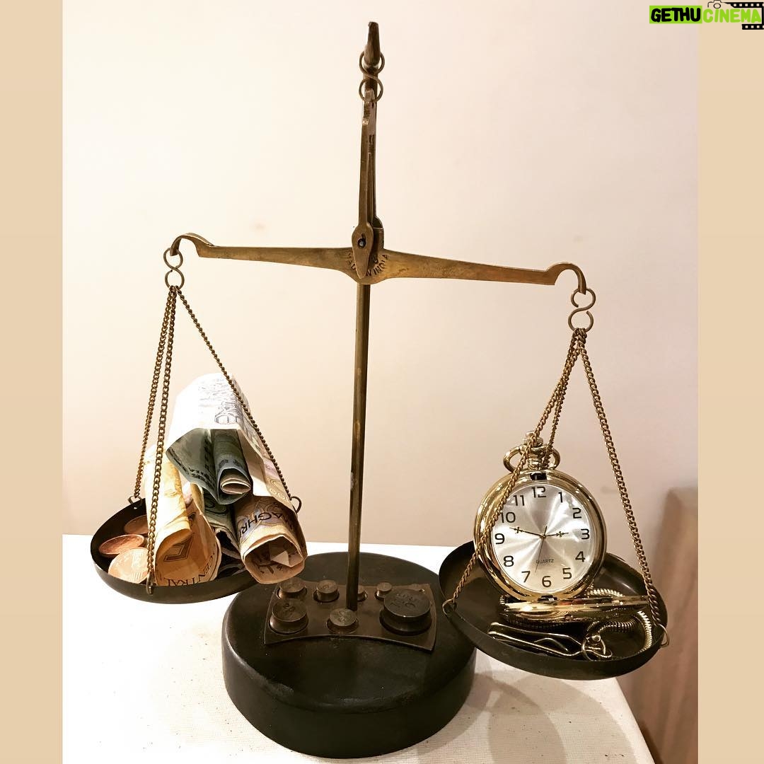 Alba Flores Instagram - Psicomagia casera... Equilibrando tiempo y dinero 💰⚖️🕰 #salacadulamagicabulabididibodidibu