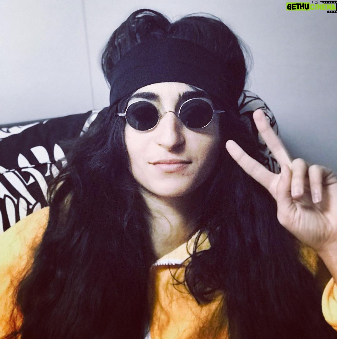 Alba Flores Instagram - De camino a convertirme en Saray paso por John Lennon #visavisenfox #imagine 📸 by @berta__vazquez #enlosojosdeberta