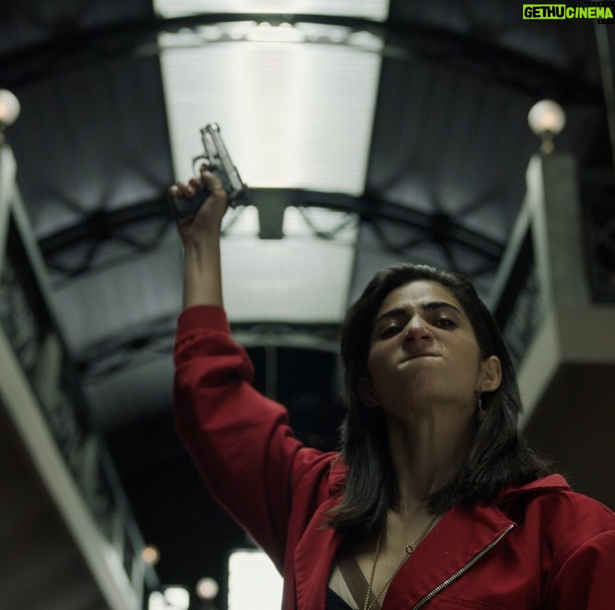 Alba Flores Instagram - “Quieto todo el mundo!” Esta noche #LaCasadePapel13 en A3. Nairobi en crisis. #evilface