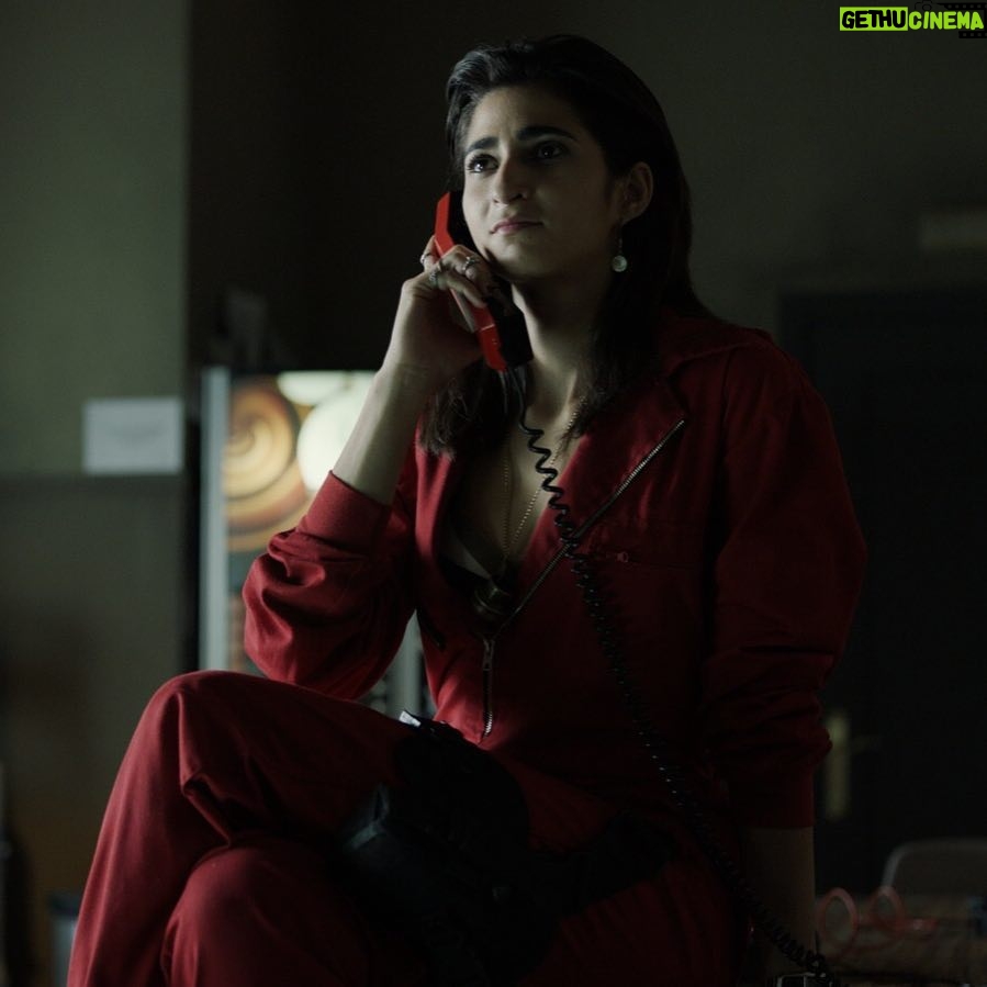 Alba Flores Instagram - Nairobi al aparato #LaCasaDePapel12 esta noche en A3 #holaquetal #digamelon