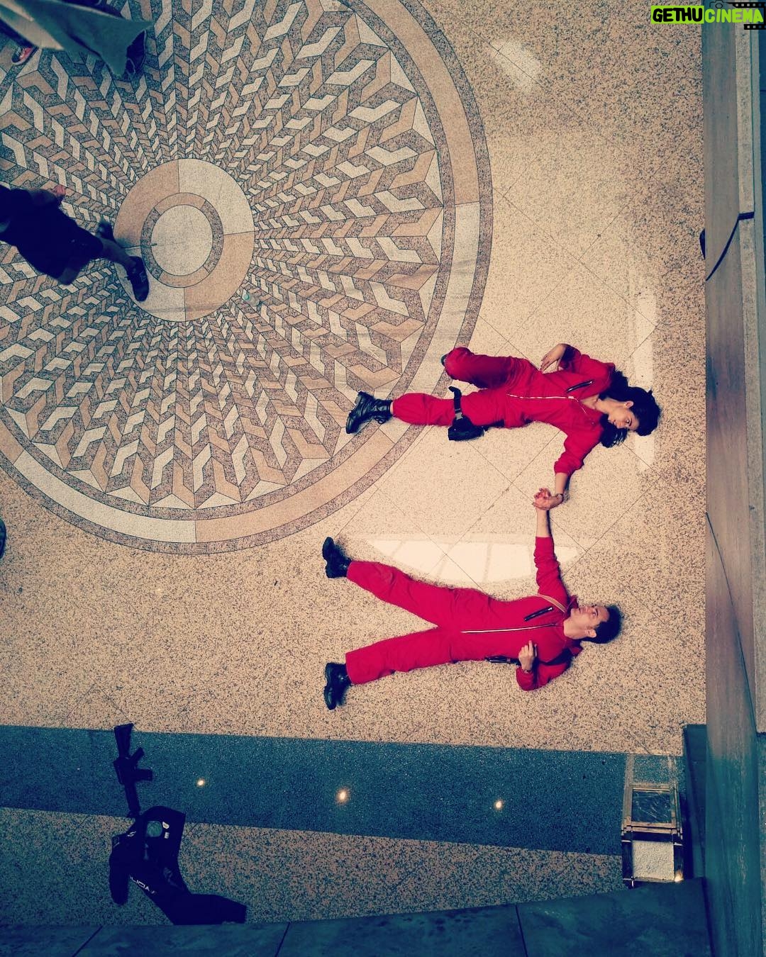 Alba Flores Instagram - Arte eres tú! @pedroalonsoochoro #vidasparalelas de Berlín y Nairobi by @miguel.g.herran #michelangelo #LaCasaDePapel