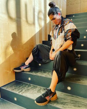 Alba Flores Instagram - ¡ANDE DEM!

Gracias @topmanta_bcn por hacer unas zapatillas con las que andar en conjunto.

💪🏽💜💪🏽💜

Top Manta, la marca solidaria de los manteros de Barcelona, acaba de presentar sus primeras zapatillas #AndeDem, que significa caminar conjunto en Wolof, su lengua madre de Senegal. 
 
Están hechas en pequeños talleres de calzado tradicional entre Valencia y Portugal, impulsando así la industria textil local.
 
✊ Ande Dem es un canto a un nuevo caminar; desde la colectividad, el respeto por todas las vidas y el antirracismo como bandera.
 
👉 Los beneficios serán para ayudar al colectivo mantero a salir de la calle. Desde el inicio de Top Manta 120 manteros han podido dejar la manta y 25 trabajan en el taller de Top Manta.
 
👉 Se pueden comprar en www.topmanta.store/andedem o en la tienda Top Manta de Barcelona.

#Andedem