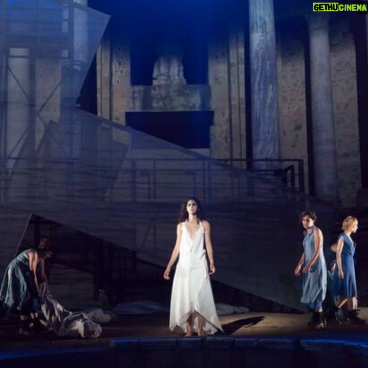 Alba Flores Instagram - "Los dioses se han olvidado de nosotras" Políxena en #Troyanas #festivaldemerida #teatro
