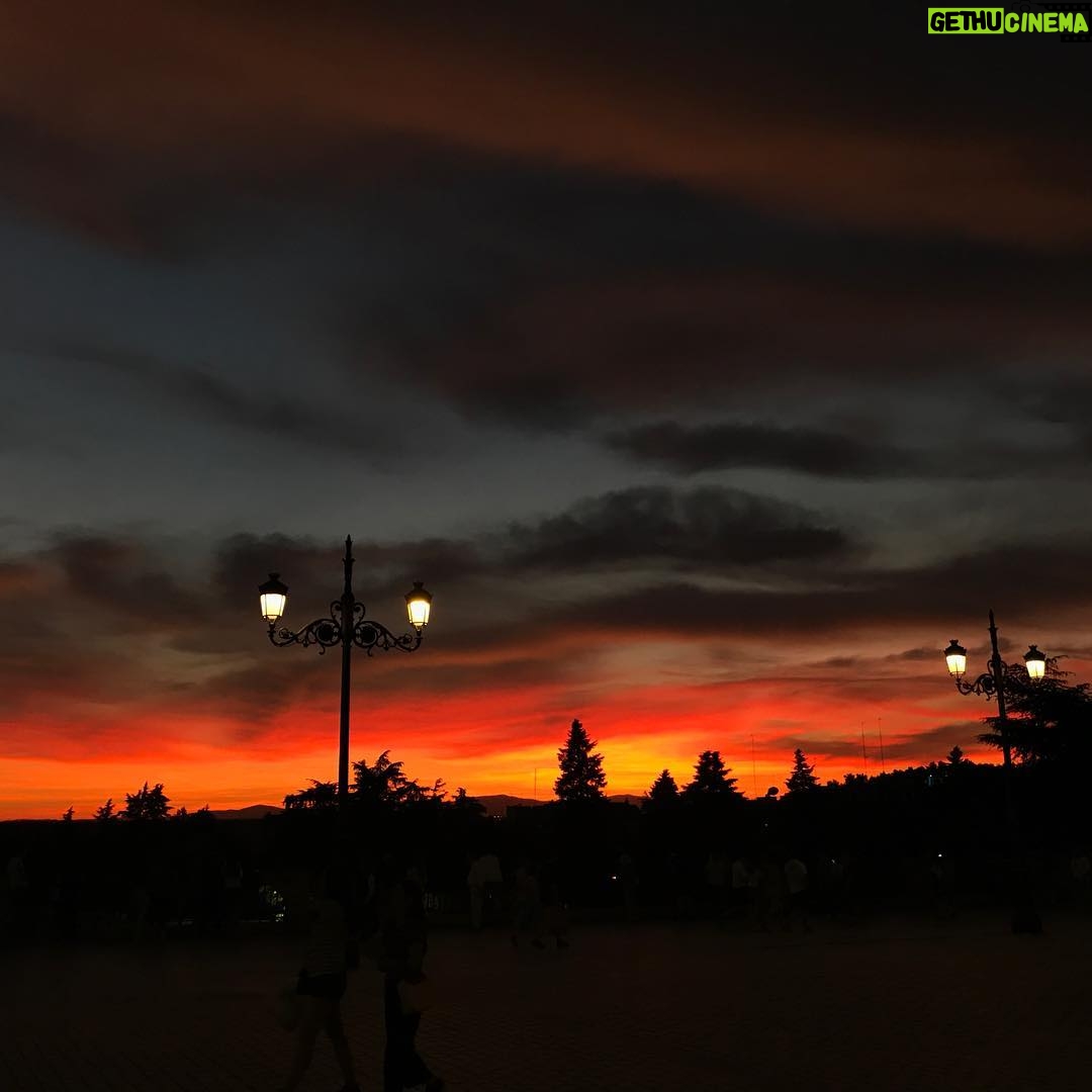 Alba Flores Instagram - Cuando más atropellada voy por la vida, más bonitas son las puestas de sol #mensajecósmico #madrid
