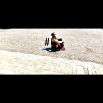 Alba Flores Instagram - #Hart@DeEsperar a que lleguen los #Refugiados. Nomino a @albertovelasco , @maggiecivantos , @lamujerenobras a que se unan al #WaitingChallenge haciéndose una foto esperando. Firma en @sickofwaiting_org (Link en bio) y difunde! #SickOfWaiting #WaitingForHumanity #WelcomeRefugees