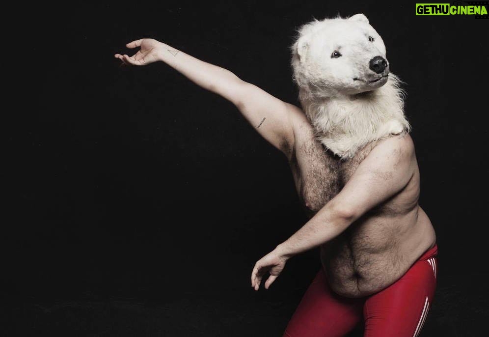 Alba Flores Instagram - @albertovelasco bailando en #lainopia en @teatrokamikaze Queda mañana y pasado! Entre muchas otras maravillas, me ha descubierto la erótica de los osos polares 🐻💕