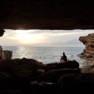 Alba Flores Instagram - ¡Feliz Día de La Tierra! 
@Natgeo yo también os comparto uno de mis lugares, esta cueva perdida en un acantilado de Formentera. No hace falta coger un avión trasatlántico para encontrarse con maravillas de la naturaleza, se puede disfrutar del planeta con consciencia. ¡Cuidemos de este regalo!
#ShareYourSpot #NatGeoAmbassador @NatGeoEspana

Puedes informarte mejor de este movimiento en nationalgeographic.es/planet-possible