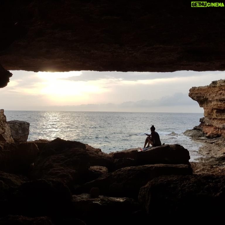 Alba Flores Instagram - ¡Feliz Día de La Tierra! @Natgeo yo también os comparto uno de mis lugares, esta cueva perdida en un acantilado de Formentera. No hace falta coger un avión trasatlántico para encontrarse con maravillas de la naturaleza, se puede disfrutar del planeta con consciencia. ¡Cuidemos de este regalo! #ShareYourSpot #NatGeoAmbassador @NatGeoEspana Puedes informarte mejor de este movimiento en nationalgeographic.es/planet-possible