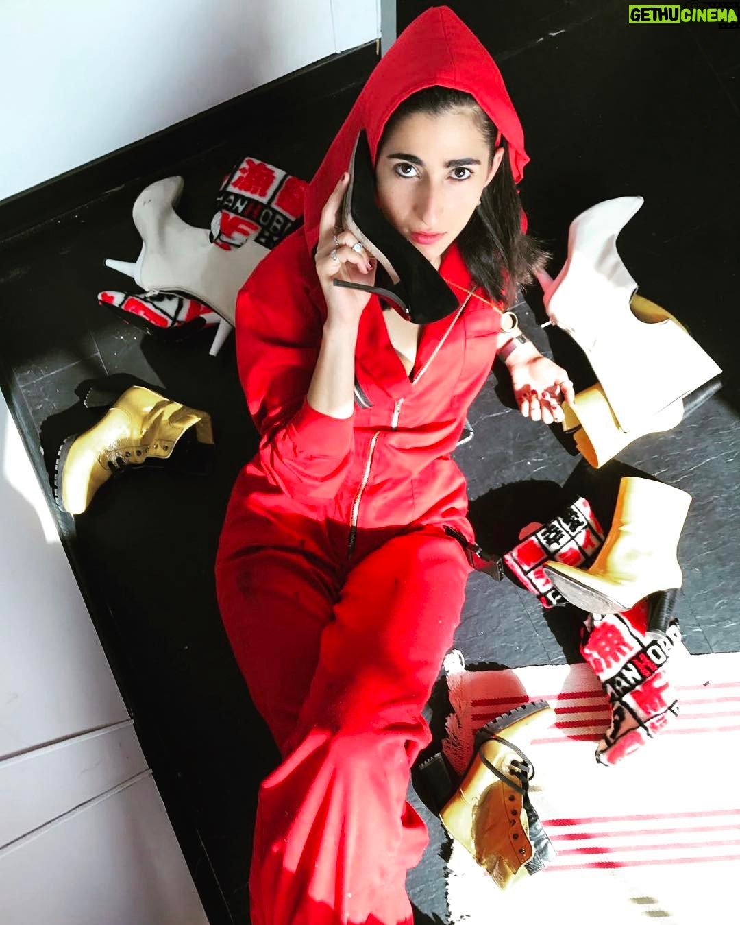 Alba Flores Instagram - No paramos de crear #arteconceptual #lacasadepapel @ursulolita #postruedadeprensa