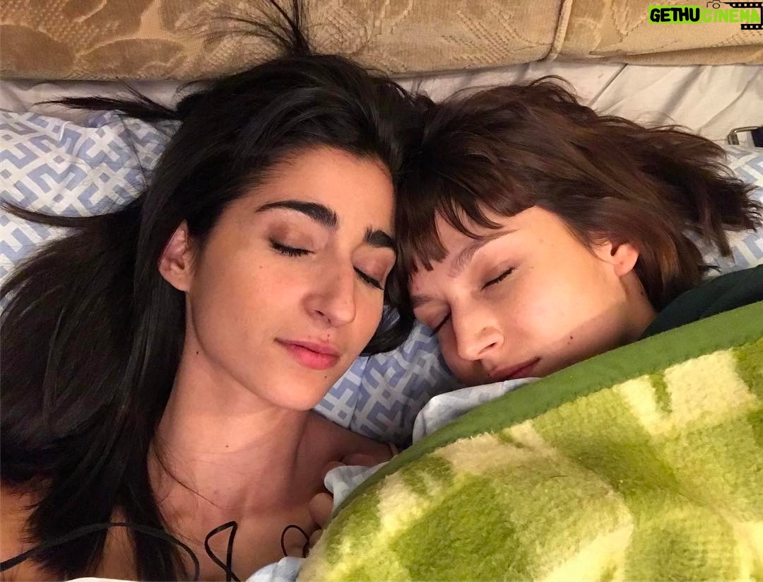 Alba Flores Instagram - Siesta entre toma y toma #Lacasadepapel #inbedwithmadonna @ursulolita