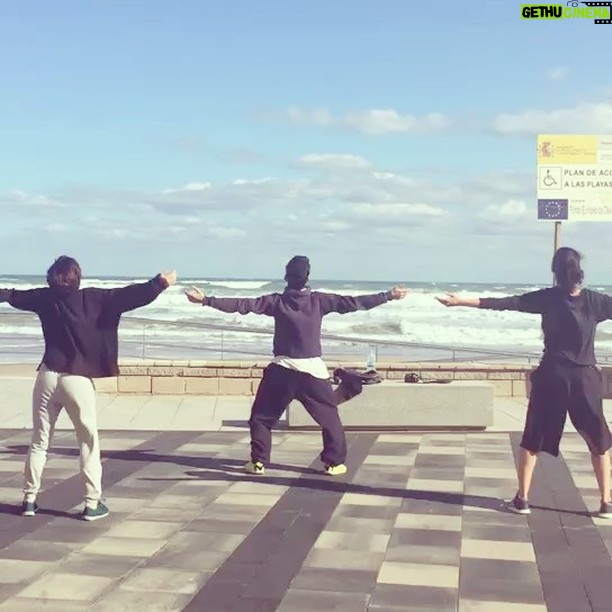 Alba Flores Instagram - Preparándonos para #dracpack en @rambleta #training #seaside #royalrole #paseomaritimo de #nowhere @nanitita @kimberleytell @najwanimri @z_sepulveda