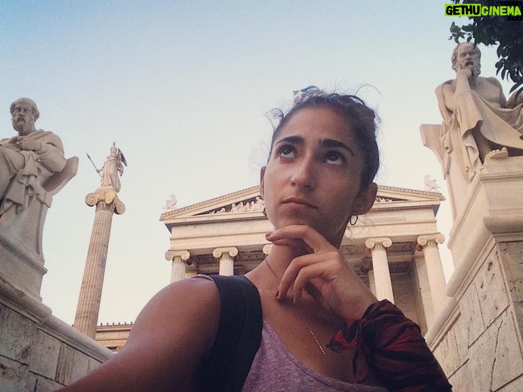 Alba Flores Instagram - Y ahora que, troncos?...Pensemos.... #Sócrates #Platón #photobomb de #atenea