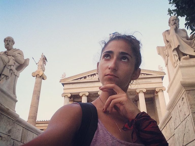 Alba Flores Instagram - Y ahora que, troncos?...Pensemos.... #Sócrates #Platón #photobomb de #atenea
