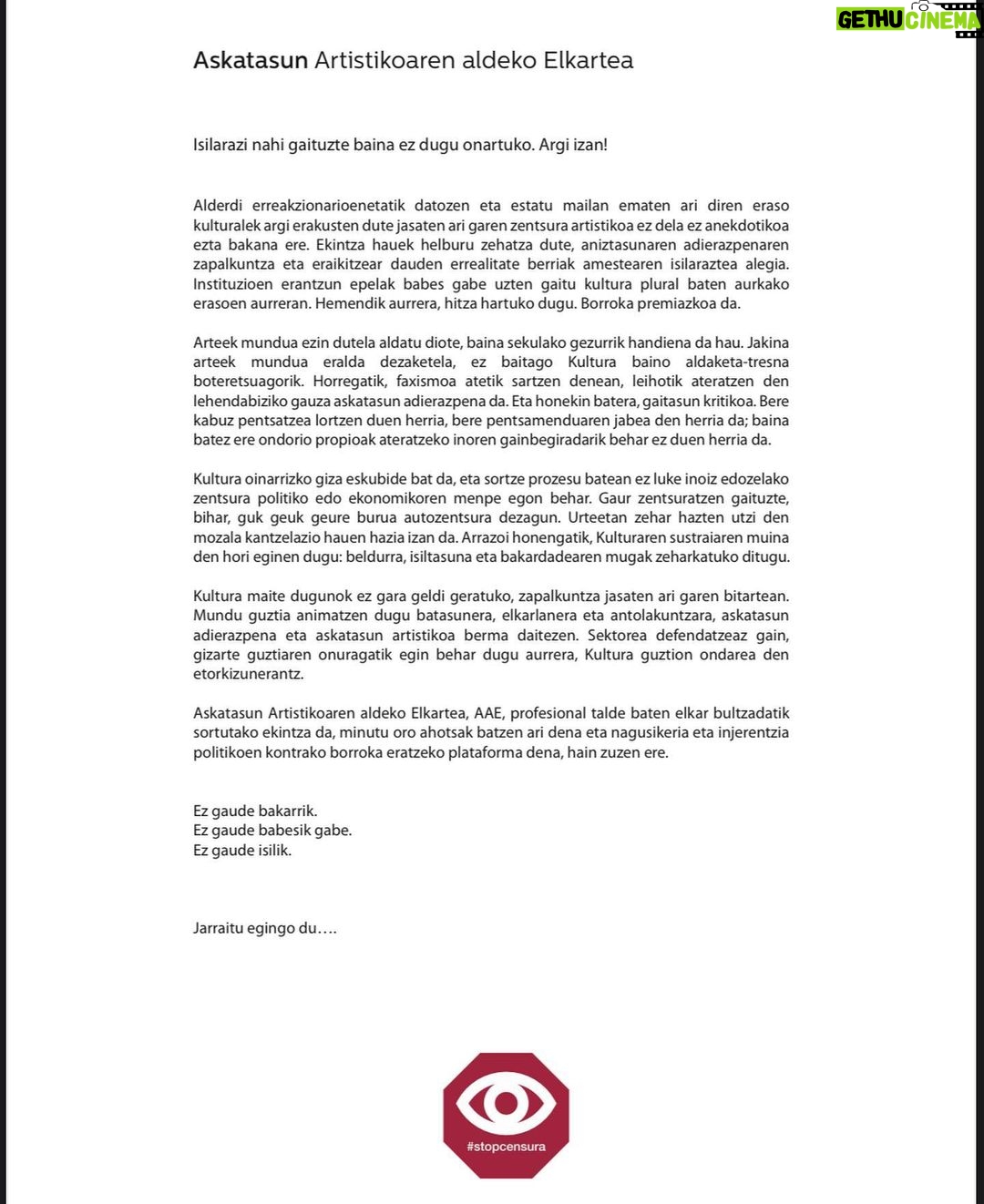 Alba Flores Instagram - Querida @ola.artistica Bienvenida seas a nuestras vidas. Llevaba mucho tiempo esperando algo así: las gentes de las artes autoorganizándose desde la base, plantando cara a los que quieren empequeñecer el mundo. No puedo hacer otra cosa que celebrar esta respuesta masiva, este arranque de ganas de luchar que demuestra que a las del arte aún nos late la vida fuerte. Gracias a cada una de las personas que estáis haciendo esto posible. En estos tiempos tormentosos y en medio de estas aguas revueltas, donde pretenden ahogar nuestras voces, ojalá sea ésta la OLA que nos empuje a la orilla tranquila donde volver a escucharnos inmensas como el mar. #stopcensura