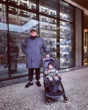 Albert Vasilyev Instagram - В этот день, в 5 утра, в городе Киев 31 годик назад, в роддоме на Петра Запорожца, появился на свет мальчик, которого назвали в честь его дедушки - Альберт. 

И все. Остальное уже история.