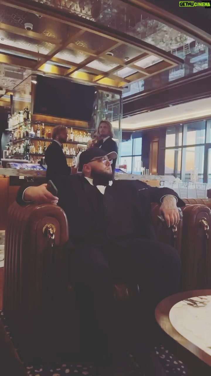 Albert Vasilyev Instagram - КОГДА НА ВЕЧЕРИНКЕ ДОЛГО НЕ НЕСУТ ЗАКУСКИ.