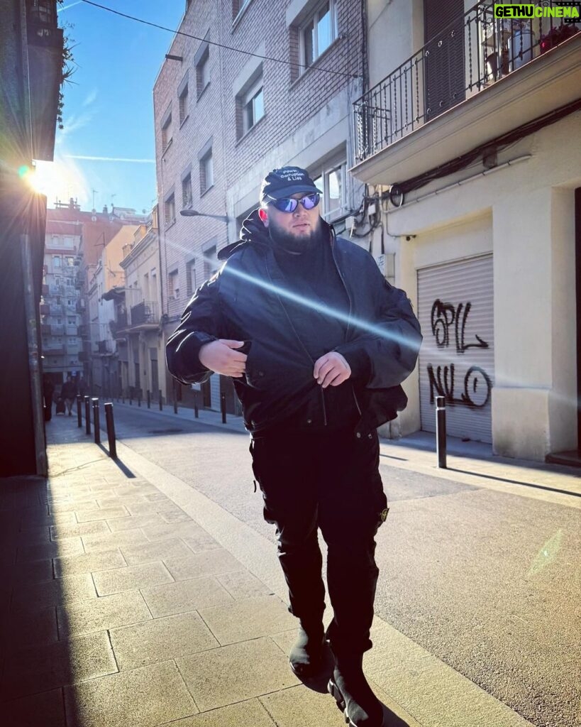 Albert Vasilyev Instagram - CHICOS AYUDEN A ELEGIR. Barcelona, Spain