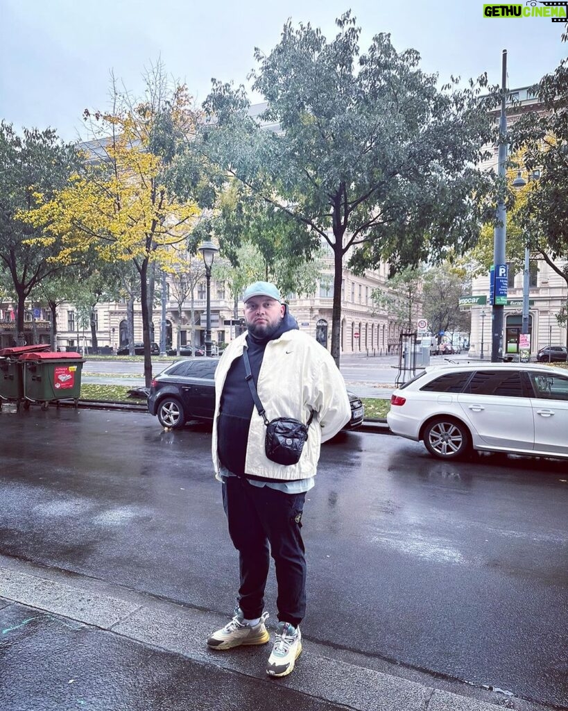 Albert Vasilyev Instagram - ПОМОГИТЕ ВЫБРАТЬ КАКАЯ ЛУЧШЕ !🥲 Vienna, Austria