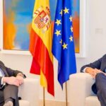 Alberto Fernández Instagram - Hoy me reuní con el presidente Pedro Sánchez. Una vez más compartimos nuestra preocupación por el singular momento que atraviesa el mundo. Le expresé mi acuerdo con su discurso en el Foro de Davos, en donde señaló que el auge de políticas autoritarias y el crecimiento de la extrema derecha, representan enormes peligros para el Estado de Derecho y promueven una polarización en las sociedades que solo las dañan. Hemos comprendido que el gran desafío que el mundo debe resolver sigue siendo asegurar una justicia social que garantice vidas dignas para todas y todos. Eso solo puede lograrse respetando la convivencia democrática y promoviendo un desarrollo armónico entre el Estado y las empresas. La libre competencia de los mercados no puede convertirse en la ley de la selva. El Estado debe estar presente para cuidar y proteger los derechos ciudadanos. El cambio climático, la igualdad de géneros y la libertad con equidad forman parte de nuestra agenda urgente y necesaria. Siempre celebro reencontrarme con mi querido amigo Pedro Sánchez, presidente de todos los españoles y un gran representante de las políticas progresistas globales.