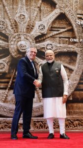 Alberto Fernández Instagram - Gracias por recibirme de forma tan cálida en esta gran Cumbre del #G20India 🇮🇳, primer ministro @narendramodi. Llevaremos adelante una jornada cuyas características son sin duda lo que el mundo más necesita: diálogo y cooperación para el crecimiento conjunto.