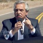 Alberto Fernández Instagram - A los empresarios y gobernadores que se quejan por tener que darle una suma fija a sus trabajadores: es hora de distribuir. La Argentina creció 16% en los dos últimos años, piensen en la gente en vez de en su bolsillo. No es el “plan platita”, es el plan justicia. Y la justicia social es esto ⬇️ Hoy inauguramos, en Catamarca, la pavimentación de la Ruta Provincial N° 3 en el tramo entre el límite con La Rioja y Costa de Reyes, que favorece a las industrias vitivinícola, minera, agrícola-ganadera y turística, y brinda mayor seguridad vial. Con mucho orgullo, el 65% del presupuesto de la obra pública lo destinamos al Norte Grande que tanto lo necesitaba. Había que traer infraestructura y lo hicimos. El camino es con un Estado presente, contrario a lo que dice algún candidato.