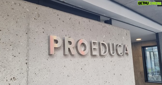 Alberto Fernández Instagram - En las últimas semanas participé de una serie de reuniones con las autoridades del Grupo PROEDUCA, un grupo hispanoparlante que tiene a la Universidad Internacional de La Rioja como su nave insignia. Son líderes en educación en línea profundizando la transformación digital de la enseñanza, para extender la formación especializada y la educación superior a sectores postergados de la población. He acordado sumarme para llevar adelante proyectos muy ambiciosos que van desde acuerdos con universidades latinoamericanas para desarrollar tecnicaturas, hasta trabajos de campo y análisis sobre los efectos causados por la pandemia en la salud mental de adolescentes y jóvenes. Sin perjuicio de la actividad docente que eventualmente pueda desarrollar en la Universidad, valoro mucho el plan que impulsan en Latinoamérica para facilitar el acceso a la educación de sectores a los que, por distintas razones, se les hace difícil avanzar en sus estudios. Como siempre he dicho, en la educación reside el futuro de las sociedades. Esta propuesta en la que he decidido involucrarme servirá para complementar la educación pública en nuestro continente en favor de personas que se han visto obligados a postergar sus estudios en un tiempo en el que cada vez el conocimiento asume más valor.