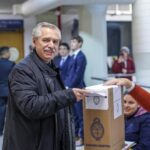 Alberto Fernández Instagram - A 40 años del retorno de la democracia, celebro con mucha alegría este importante día en el que, una vez más, ejercemos nuestro derecho a elegir el destino de la patria. El voto de cada argentina y argentino es fundamental para defender nuestros derechos 🇦🇷